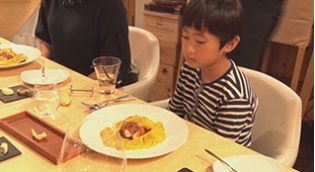 藤春シェフが作ったオムライスを食べるはるほ君