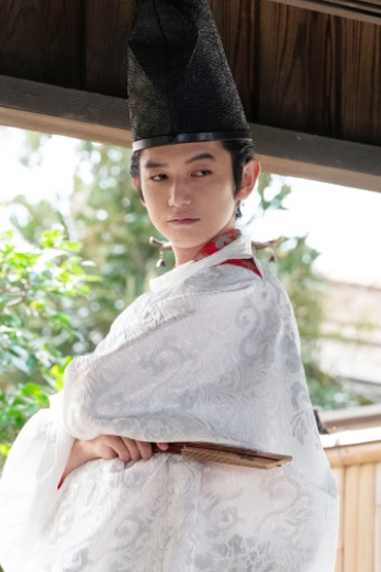 本郷奏多_白い衣装