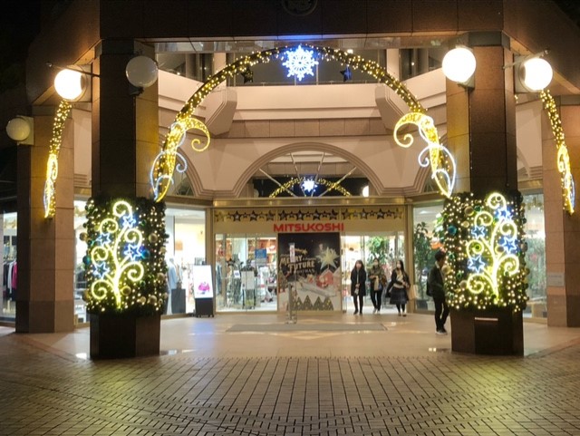 恵比寿三越の入り口のライトアップ