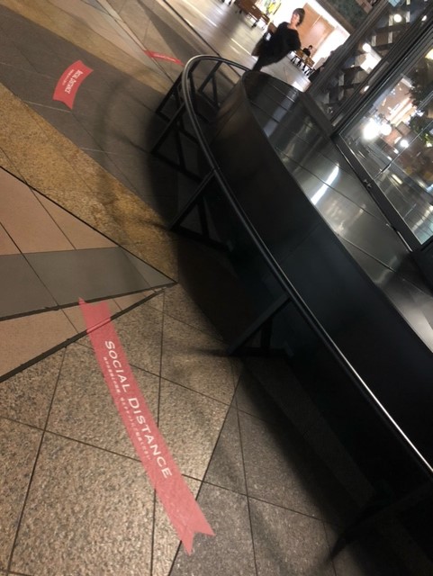 Baccaratのシャンデリアもソーシャルディスタンス