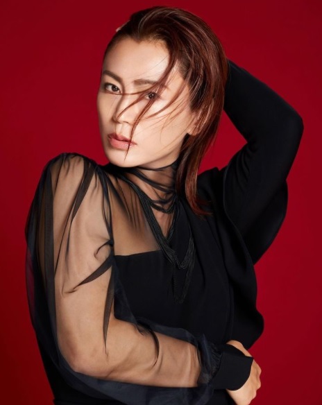 氷川きよし黒のシースルー髪をかきあげる