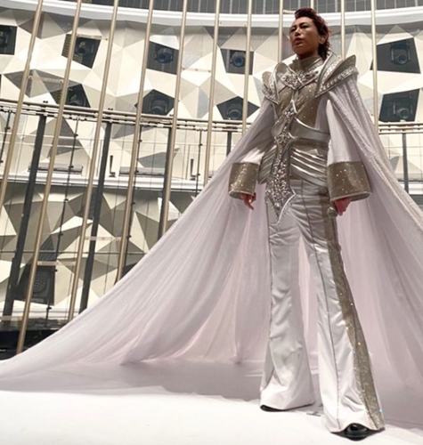 氷川きよし紅白のシルバー衣装