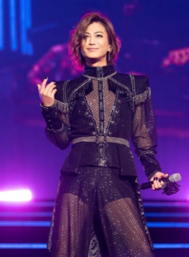 氷川きよし黒の短パン全身