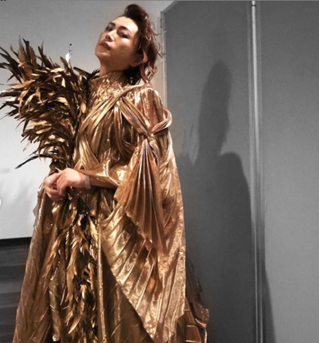 氷川きよし紅白のゴールド衣装