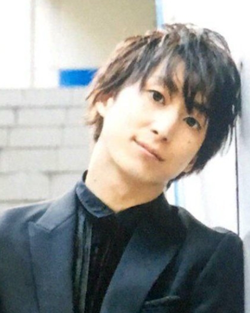 佐久間大介の黒スーツと黒目