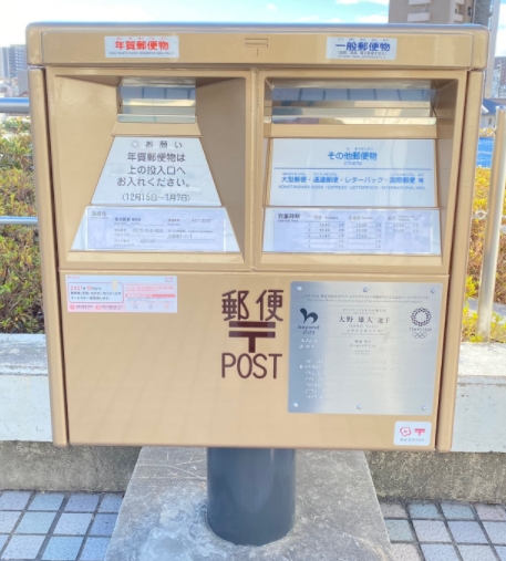 他の金色ポスト