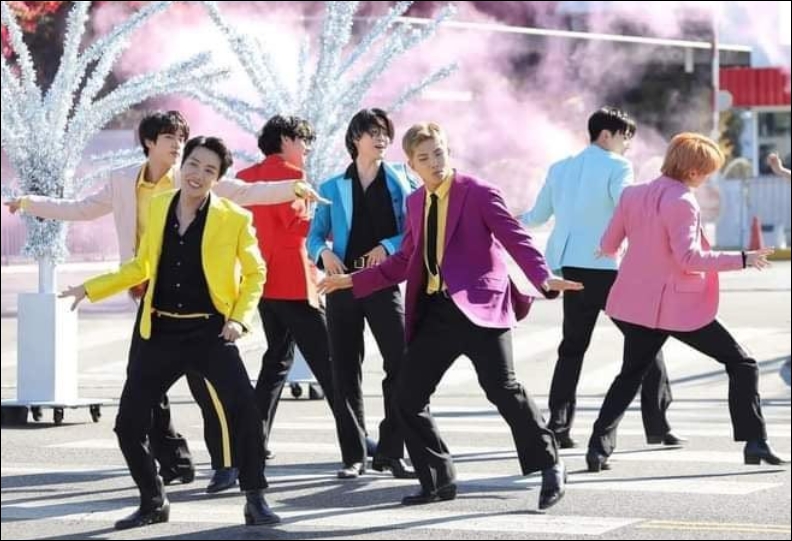 Dynamiteを横断歩道で踊るBTS