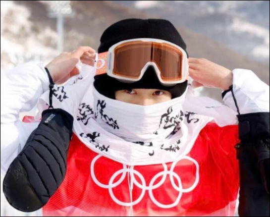 平野歩夢が首に巻いた手ぬぐい